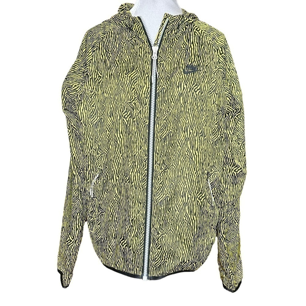 Nike Foldaway Light Running Safari Print
Jacket. Size Medium